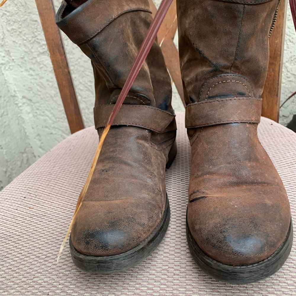 Vintage look, motorcycle boots.